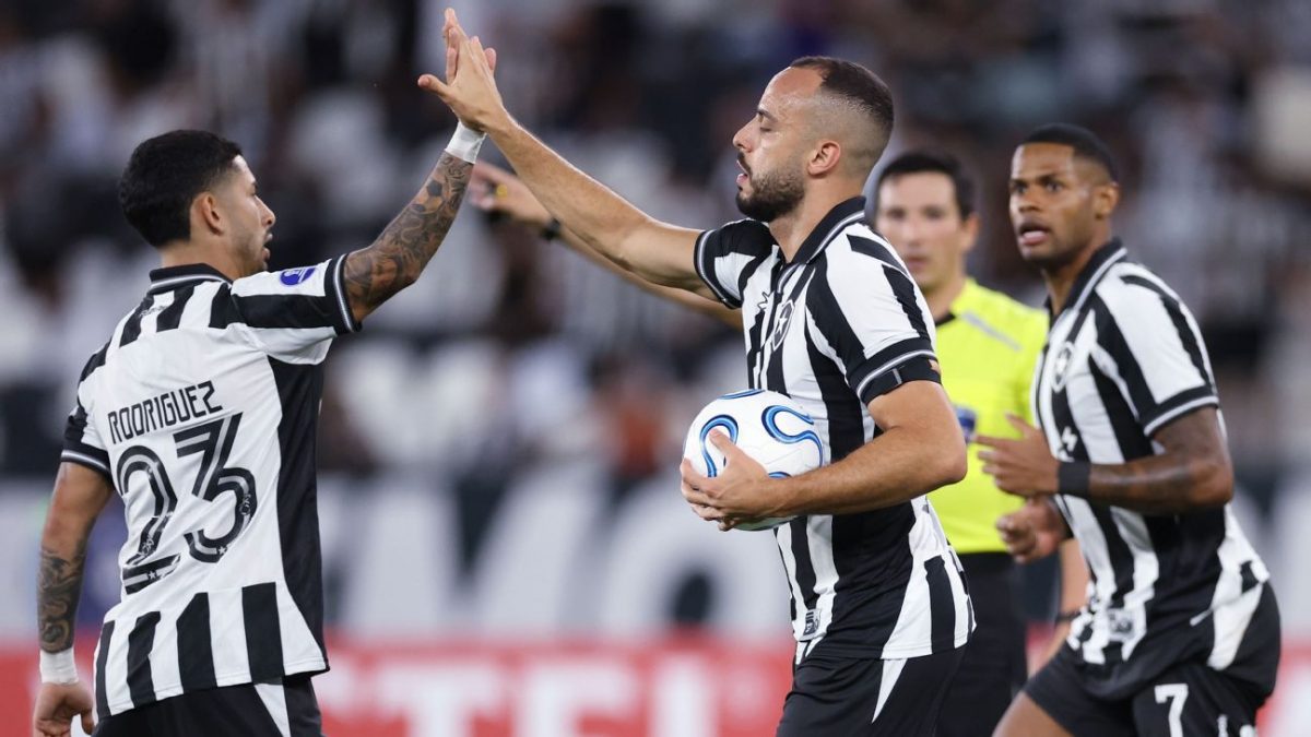 Botafogo empata com Caracas e é vaiado pela torcida