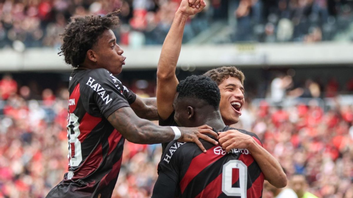 Athletico-PR vence a Chape e encosta nos líderes do Brasileirão