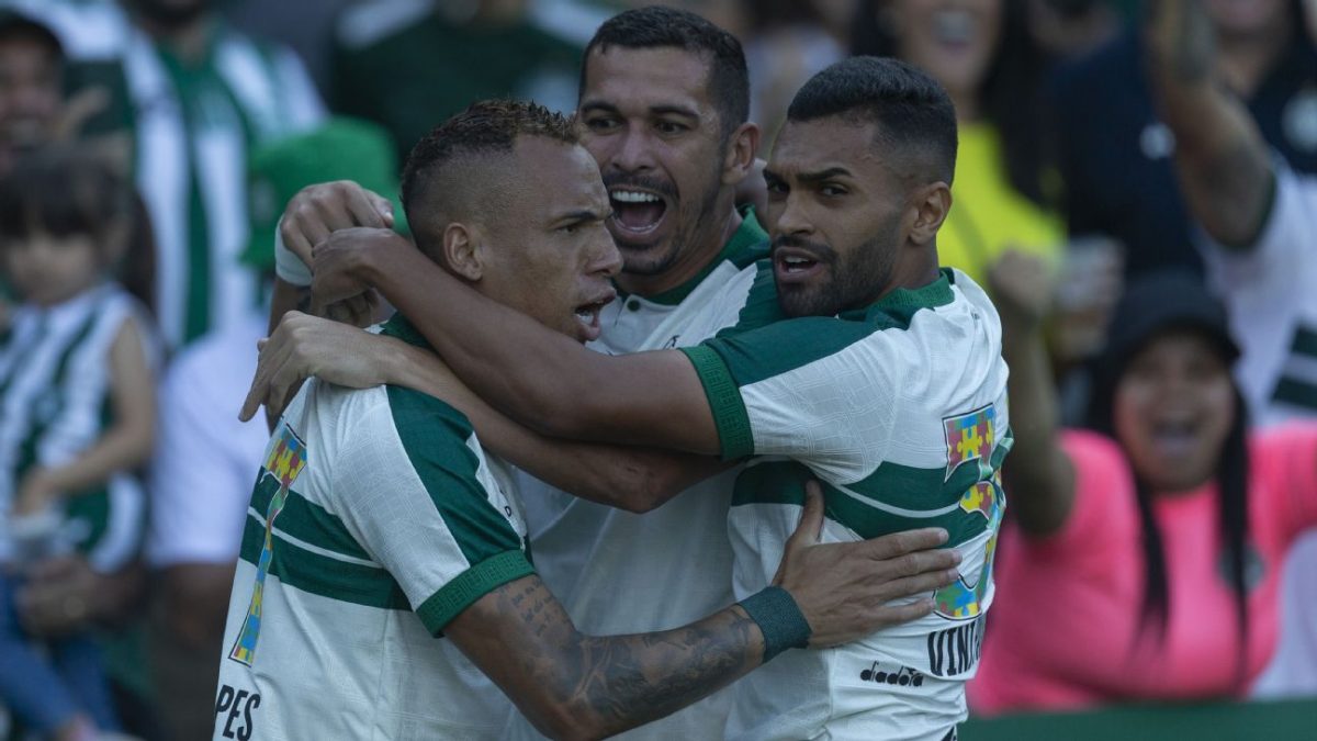 Coritiba bate Atlético-MG com direito a gol de Breno Lopes