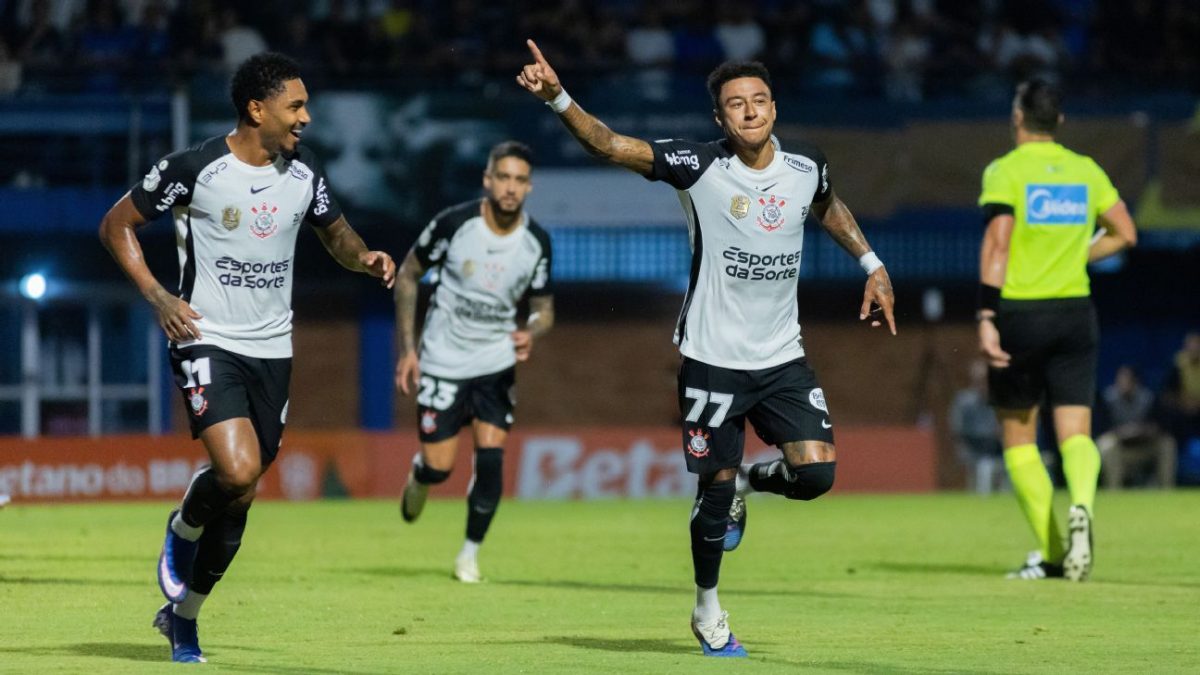 Lingard Desencanta e Corinthians Vence