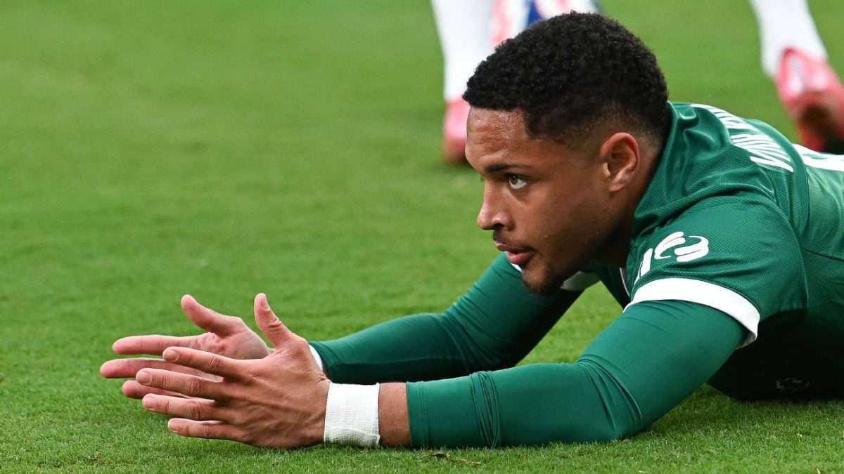 Vitor Roque sofre lesão e vai passar por cirurgia