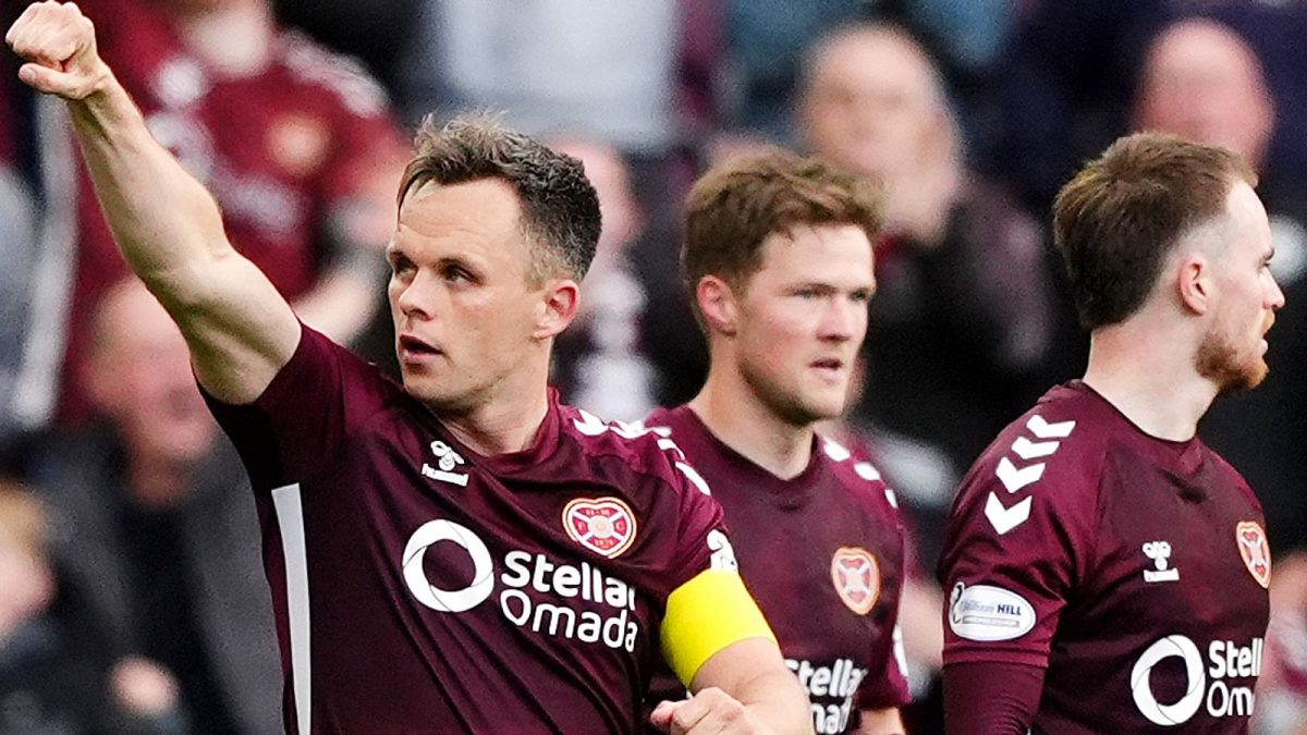 Hearts vence e se aproxima do título