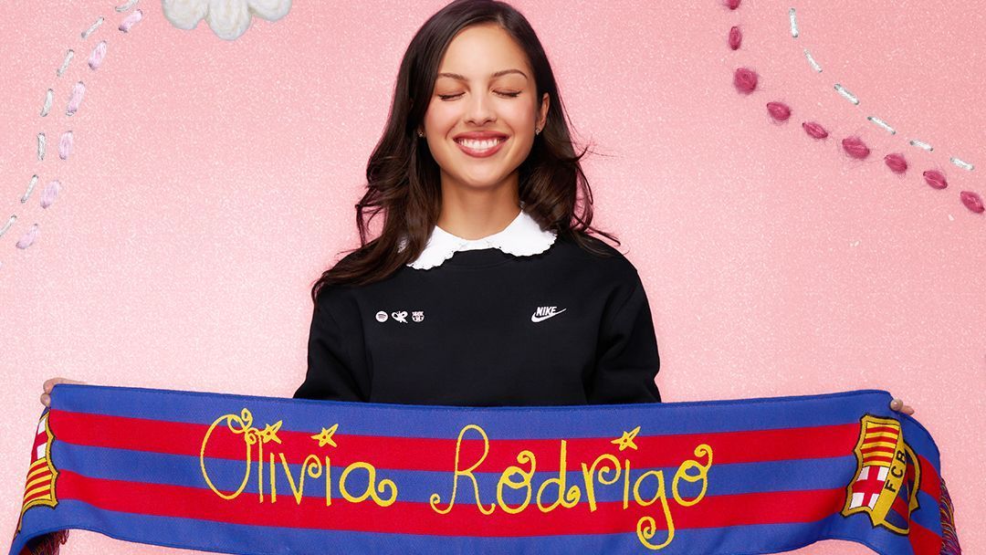 Olivia Rodrigo na camisa do Barcelona