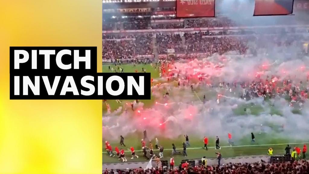 Slavia Prague: time é punido após invasão de campo