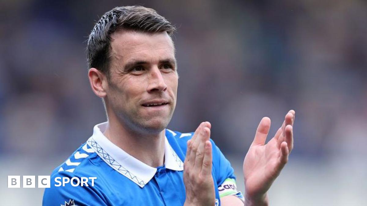 Seamus Coleman anuncia fim de carreira no Everton