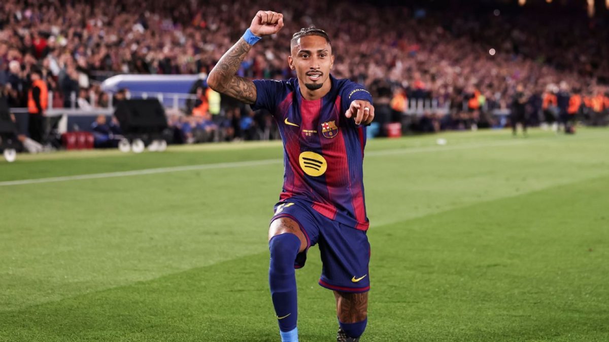 Raphinha marca duas vezes e Barcelona vence Betis