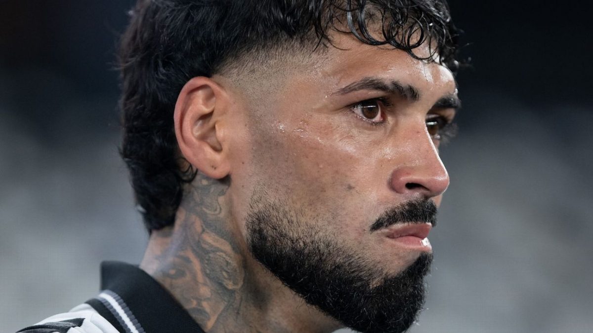 Barboza chora após partida do Botafogo contra o Corinthians