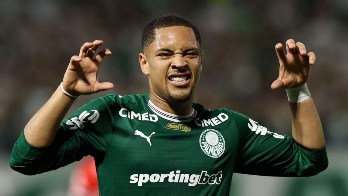Vitor Roque Passa por Cirurgia e Inicia Recuperação