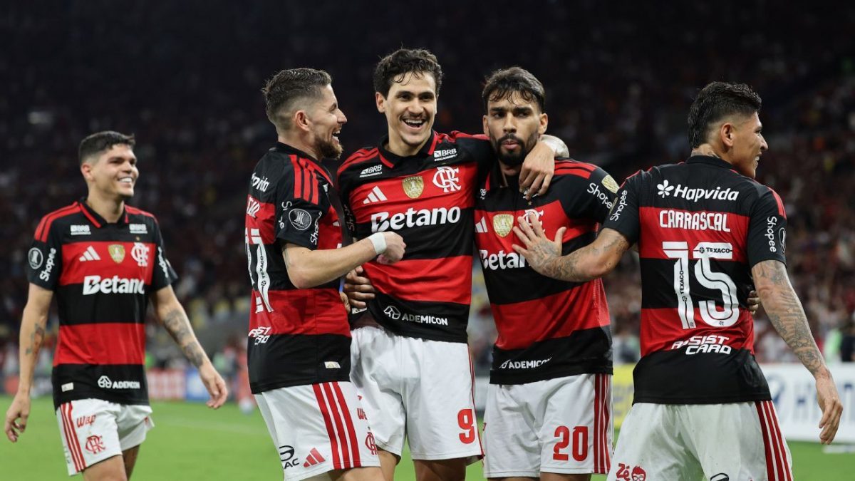 Flamengo bate Estudiantes e garante classificação antecipada