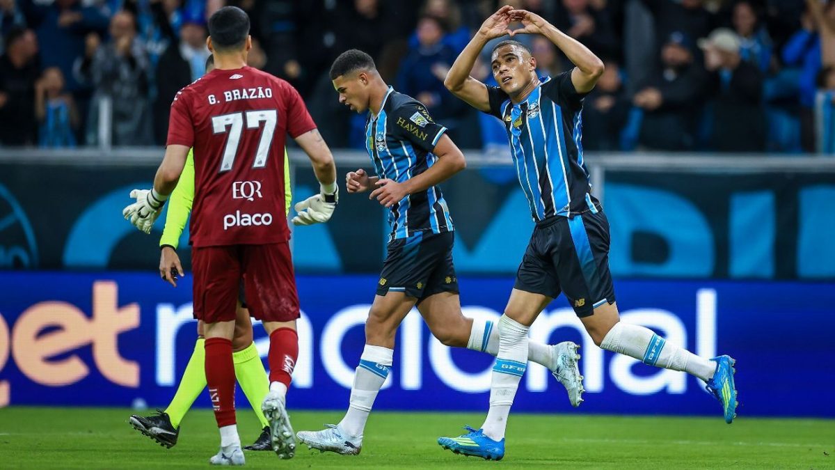 Grêmio vence de virada e se afasta da degola