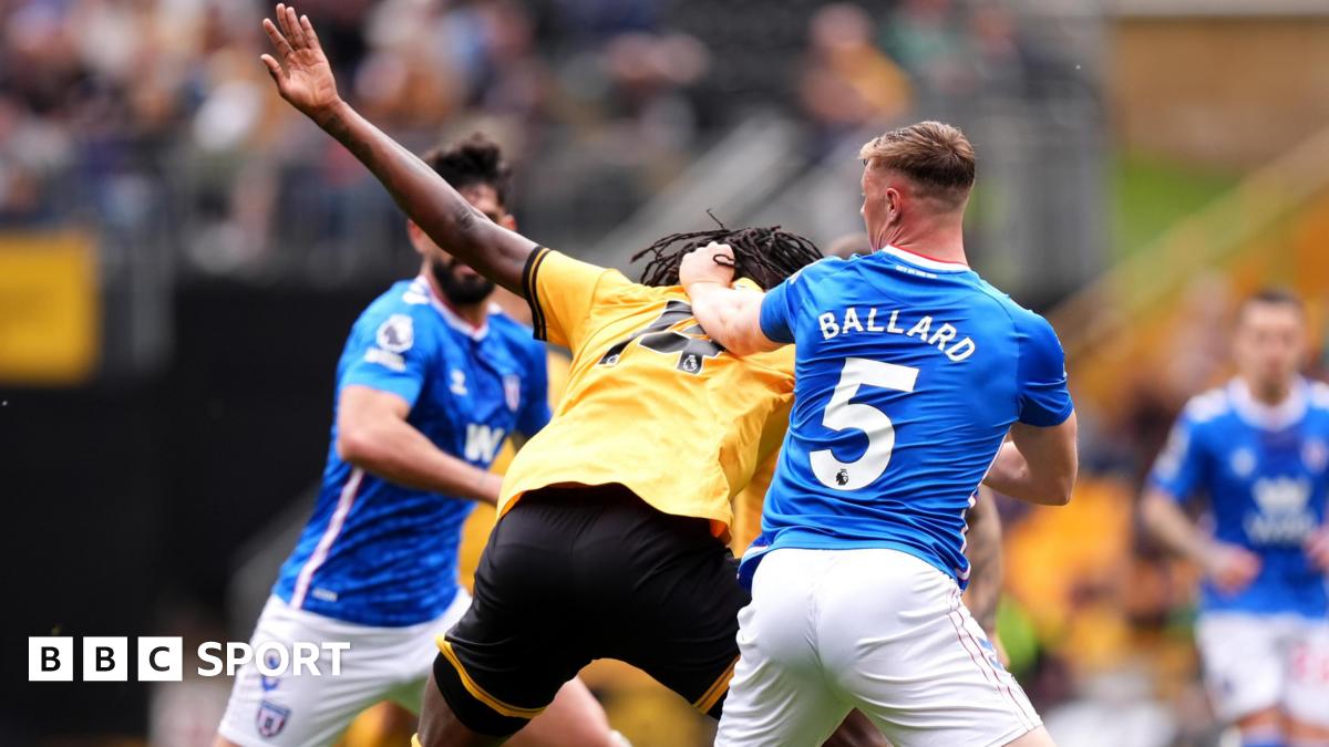 Sunderland defender Dan Ballard é expulso por puxar o cabelo de um adversário