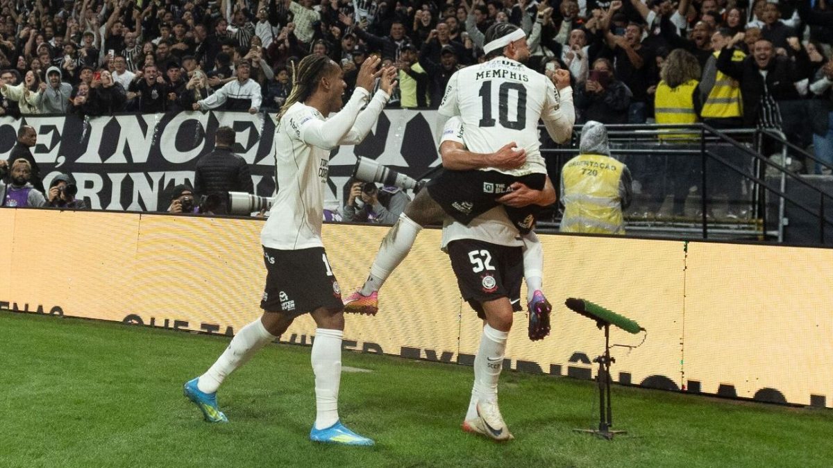 Corinthians vence Atlético-MG e afasta Z4 com volta de Memphis
