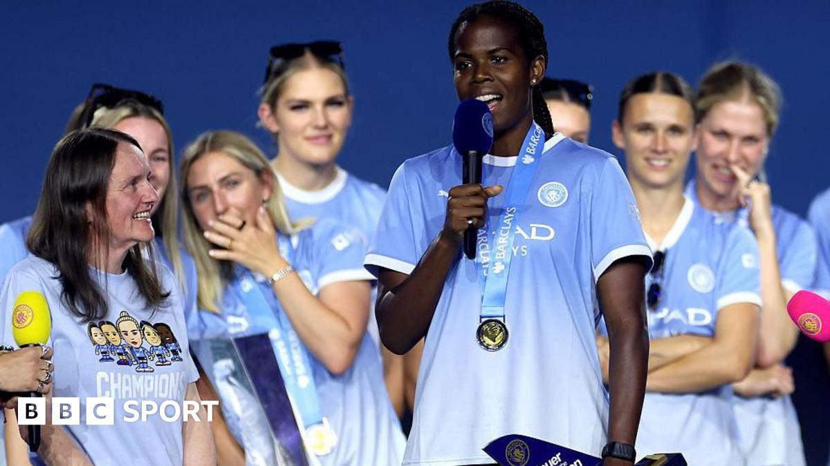 Khadija Shaw renova contrato com o Manchester City