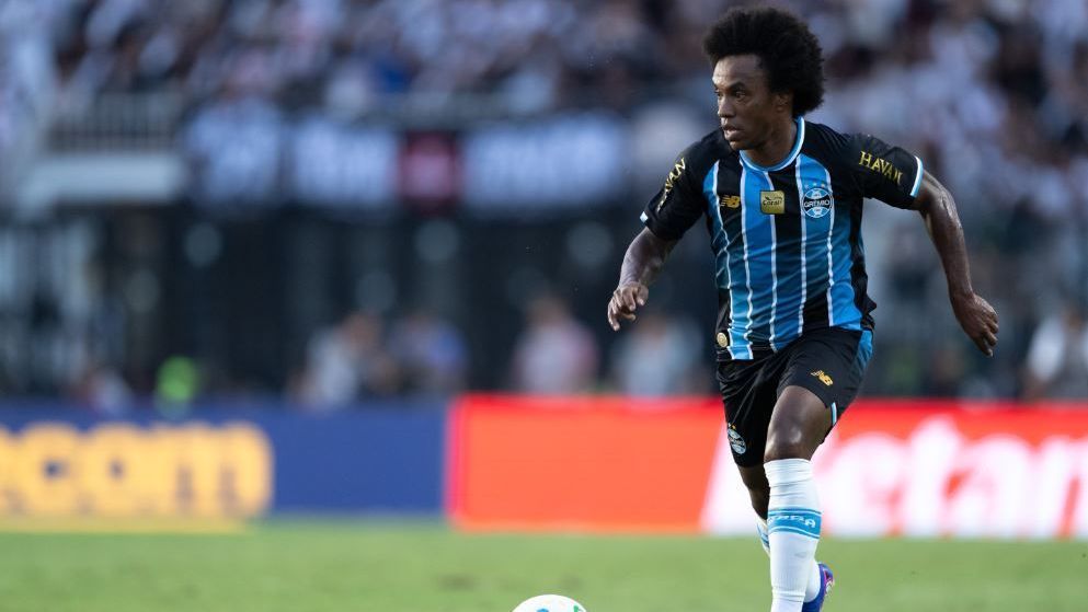Willian se manifesta sobre rumores de saída do Grêmio e reforça permanência