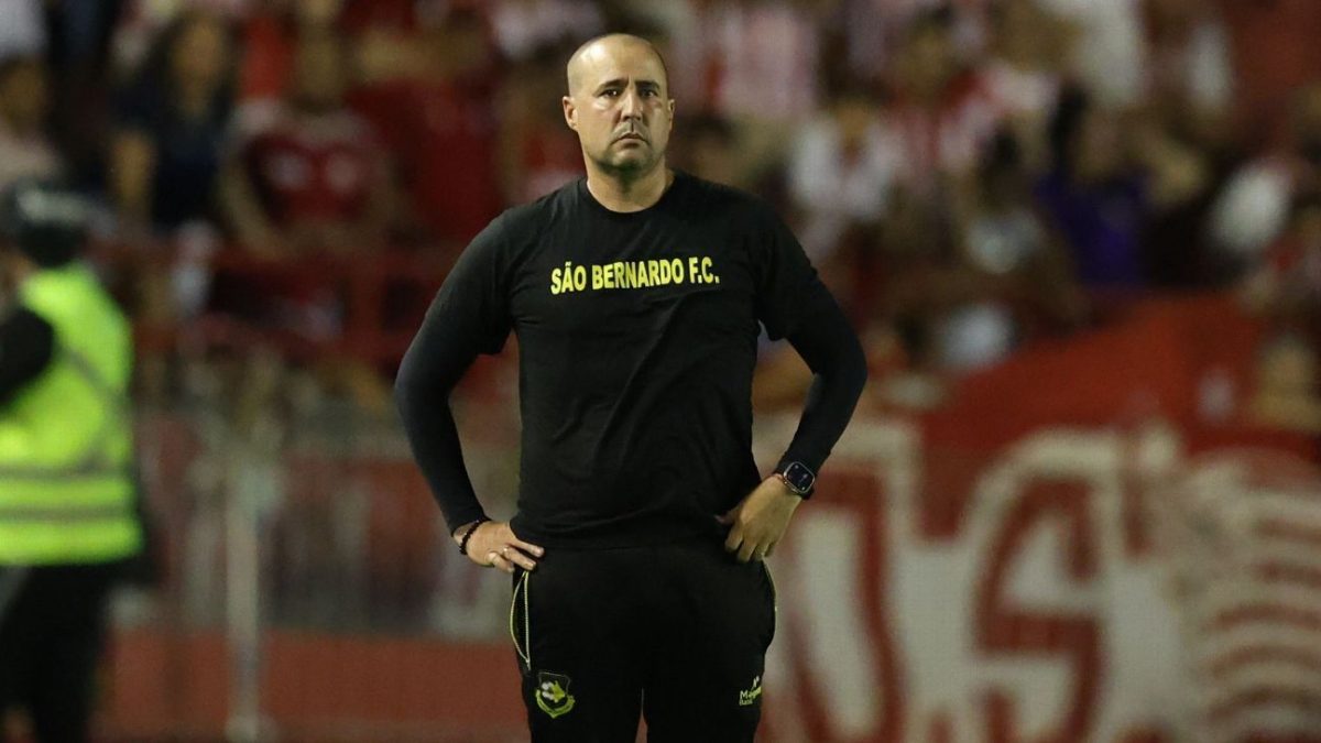 Brilhando na Série B, Técnico que ‘Trocou’ Jogo por Estudo