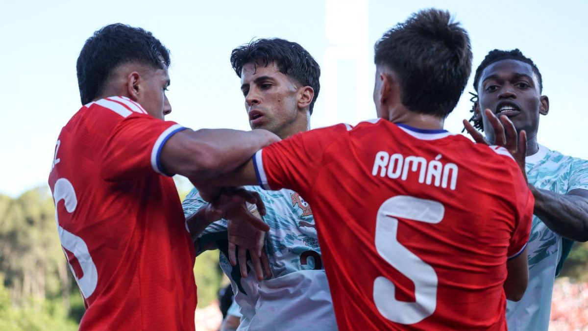 Rafael Leão se defende após agressão e expulsão em amistoso entre Portugal e Chile