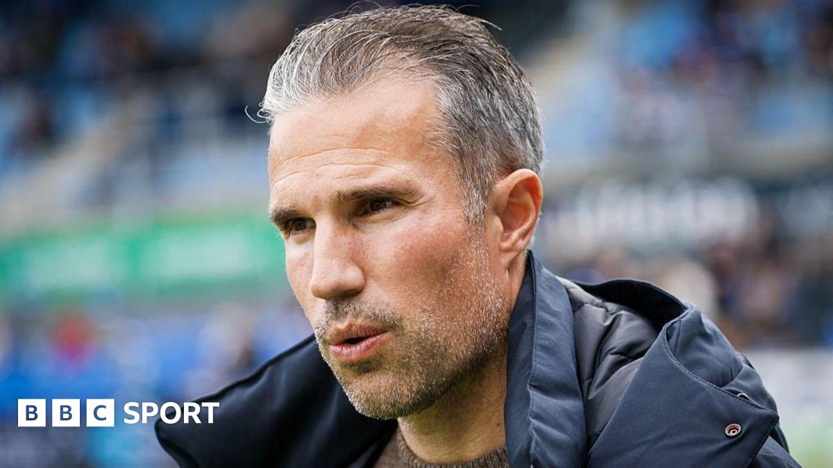 Feyenoord demite Robin van Persie após 16 meses