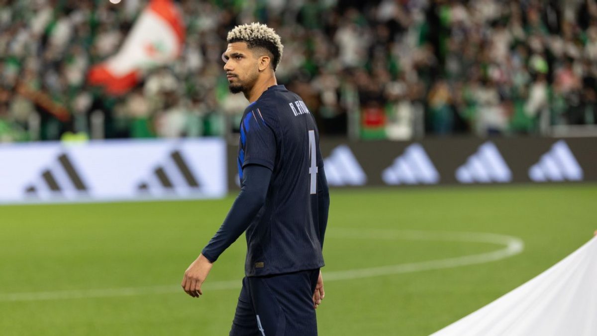 Ronald Araujo é liberado para tratar lesão