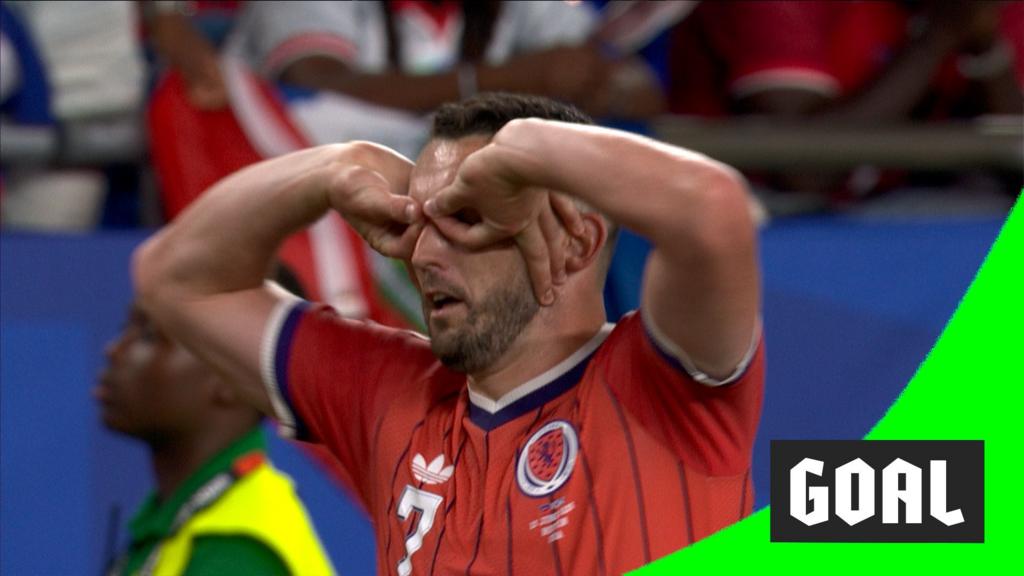 McGinn marca gol para a Escócia