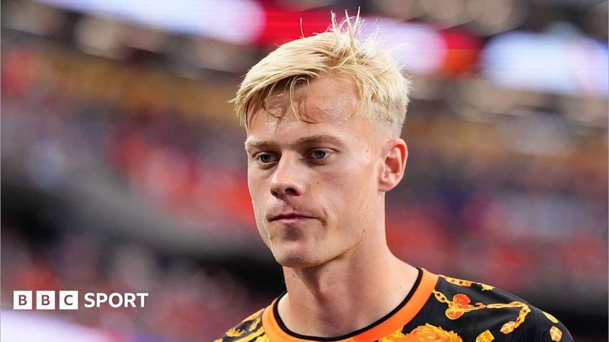 Tottenham concorda em pagar 52 milhões de libras por Jan Paul van Hecke