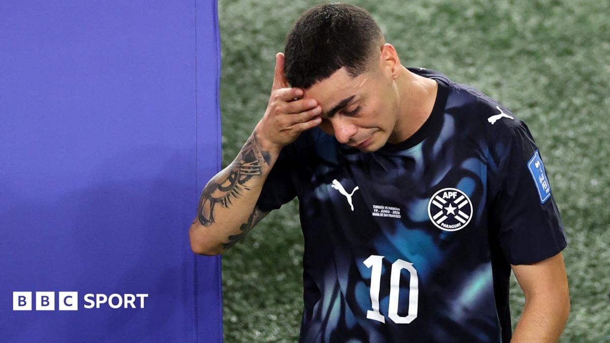 Miguel Almiron é expulso por cobrir a boca