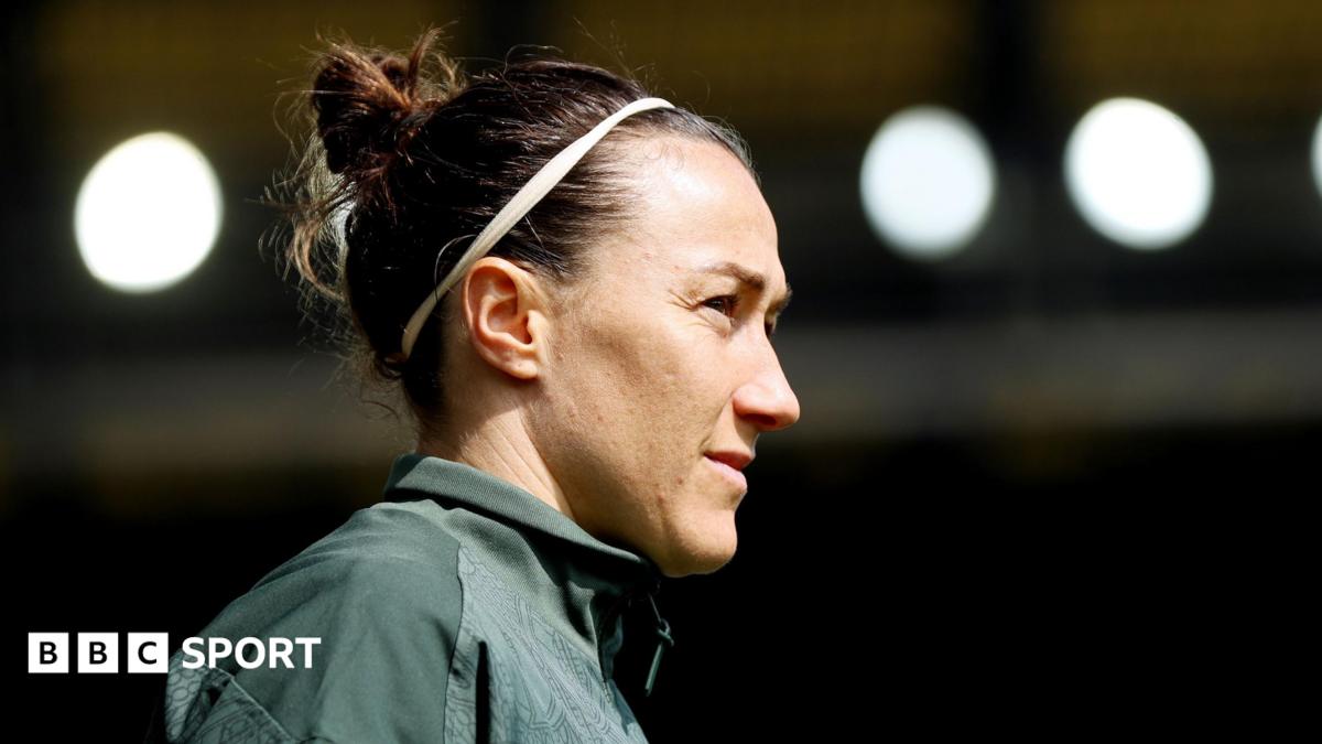 Lucy Bronze renova contrato com o Chelsea
