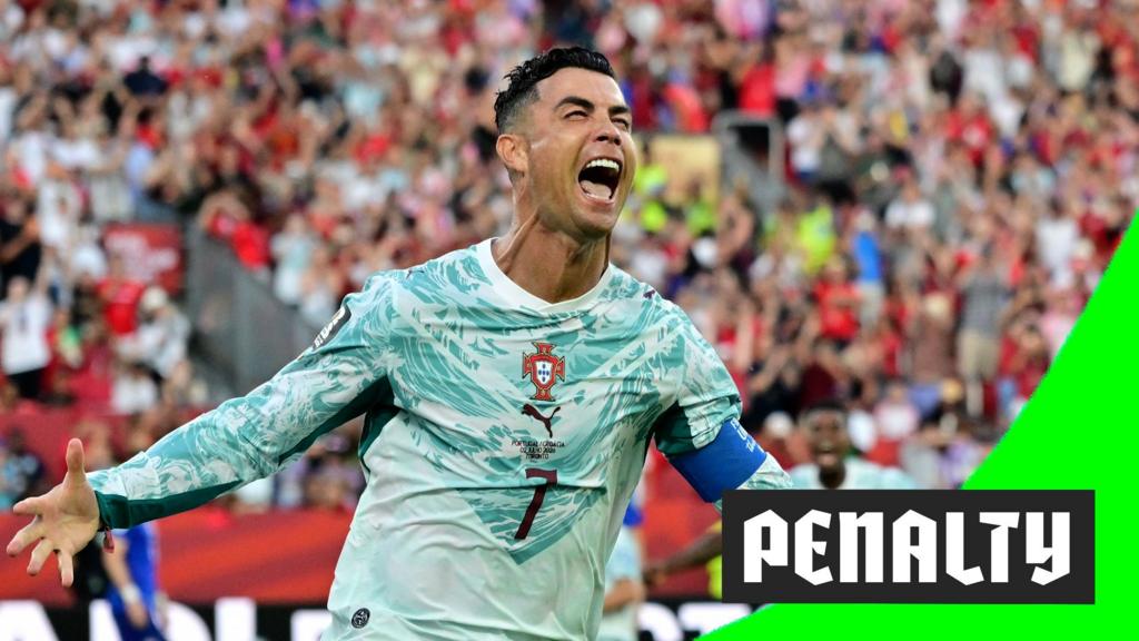 Cristiano Ronaldo marca gol de pênalti