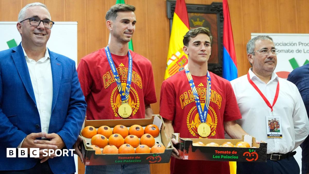Ruiz e Gavi recebem tomates