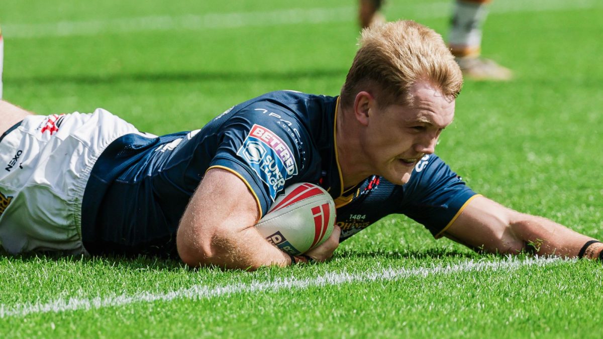 Maika Sivo sufre lesión en la victoria del Leeds sobre el Bradford