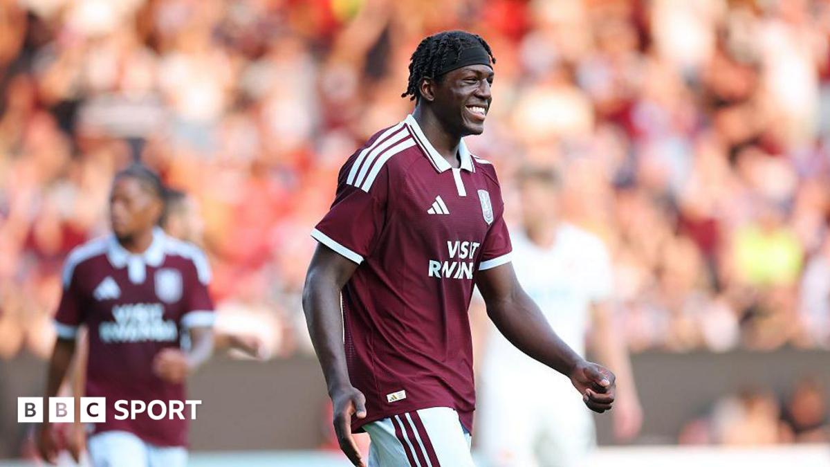 Aston Villa perde amistoso, mas jovens dão show