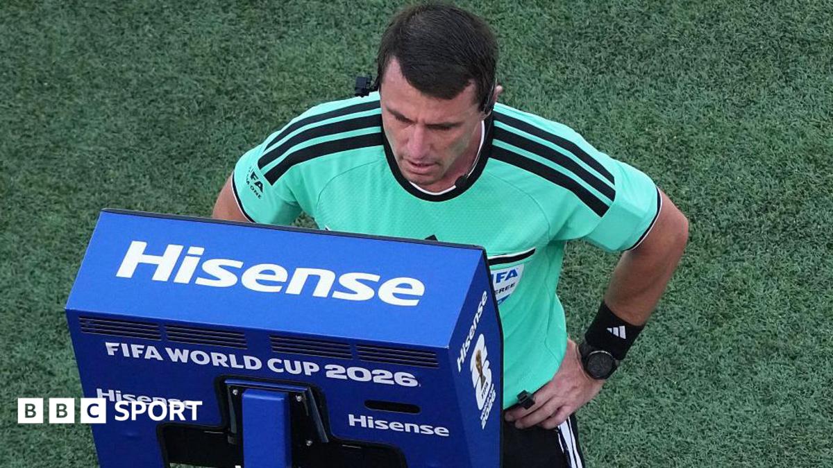 Árbitros defendem uso de VAR apenas em erros claros