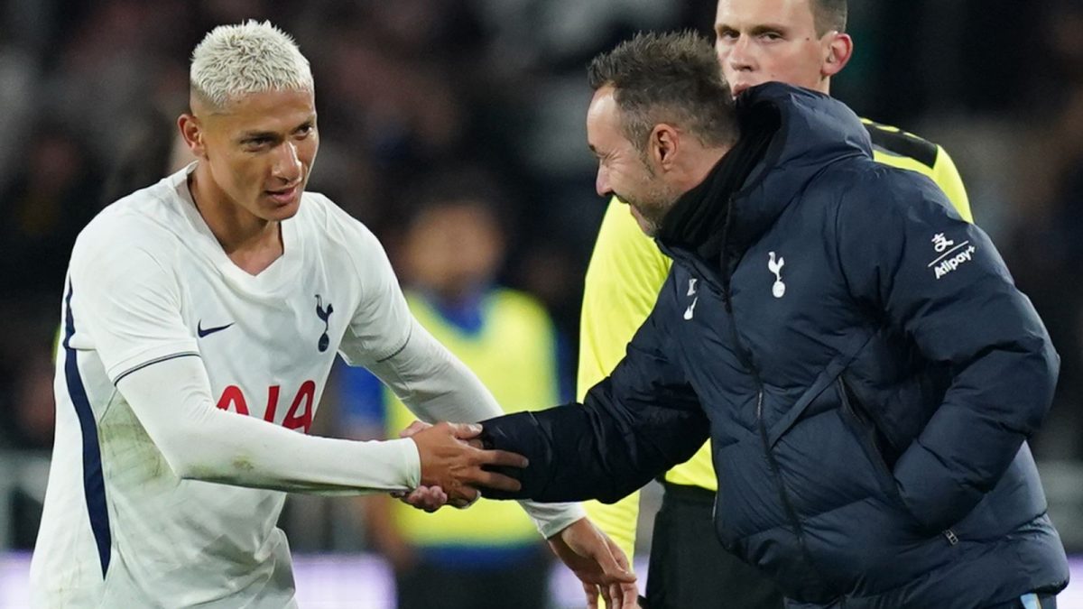 Tottenham vence o Chelsea com gol de Richarlison nos acréscimos