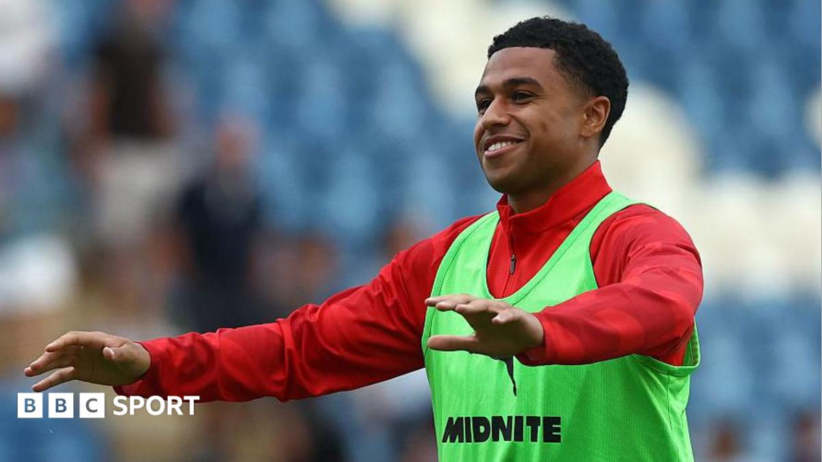 Fulham fecha acordo por Shea Charles