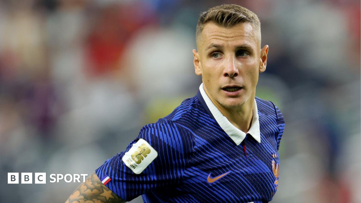 Digne Deixa Aston Villa e Se Joga ao PSG