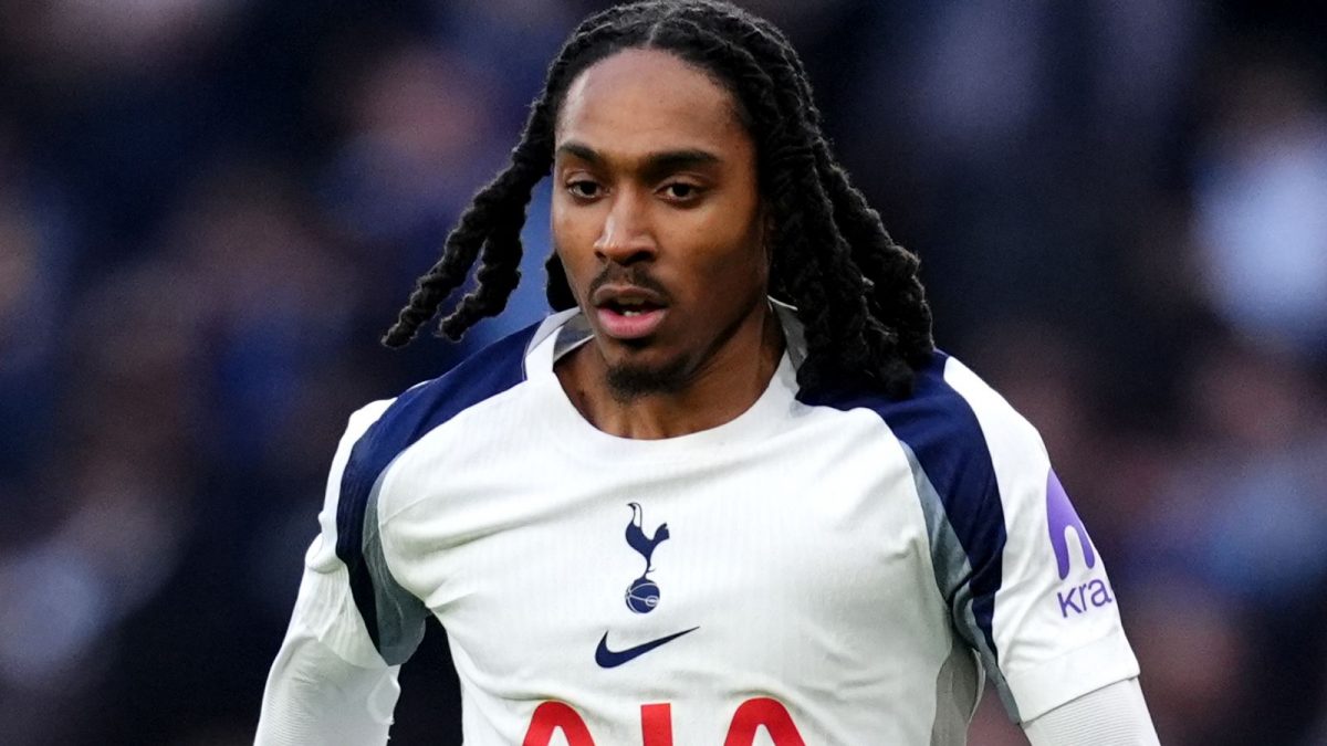 Inter Milan negocia com o Tottenham por Djed Spence