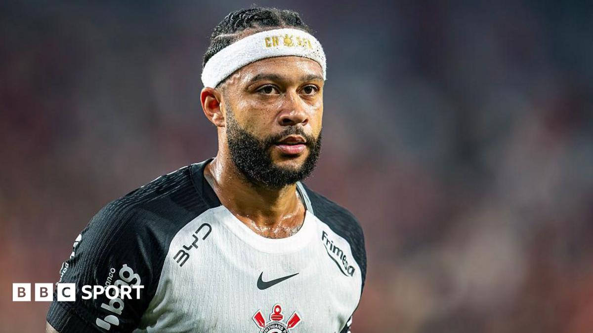 Depay acusa Corinthians de comportamento inaceitável