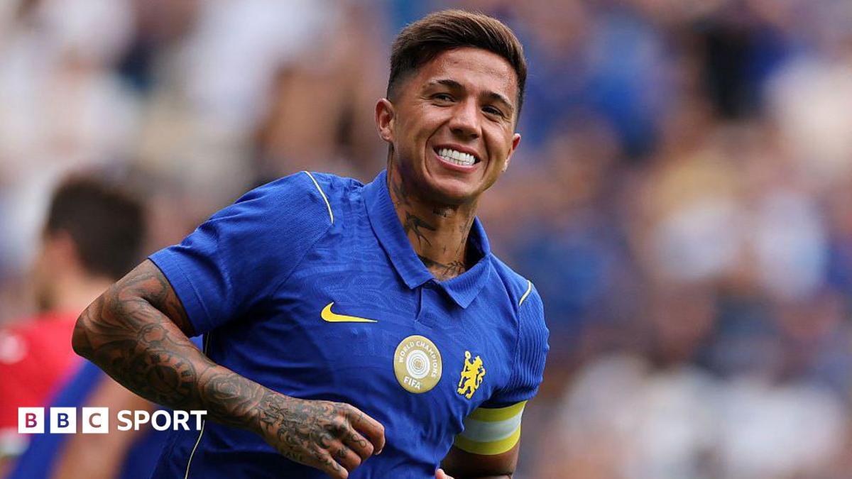 Enzo Fernandez é vaiado por torcedores do Chelsea